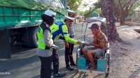 Satlantas Polres Jeneponto Bagi Nasi Kotak ke Tukang Becak