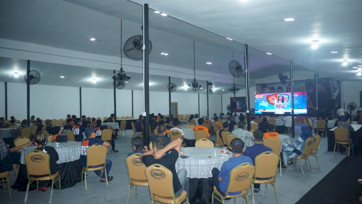 Relawan Danny-Fatma Berbaur dengan Warga Nobar Debat Kandidat