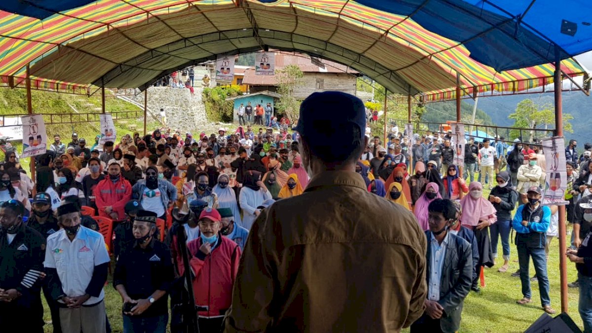 Warga Rongkong Antusias sambut Tahar-Rahmat