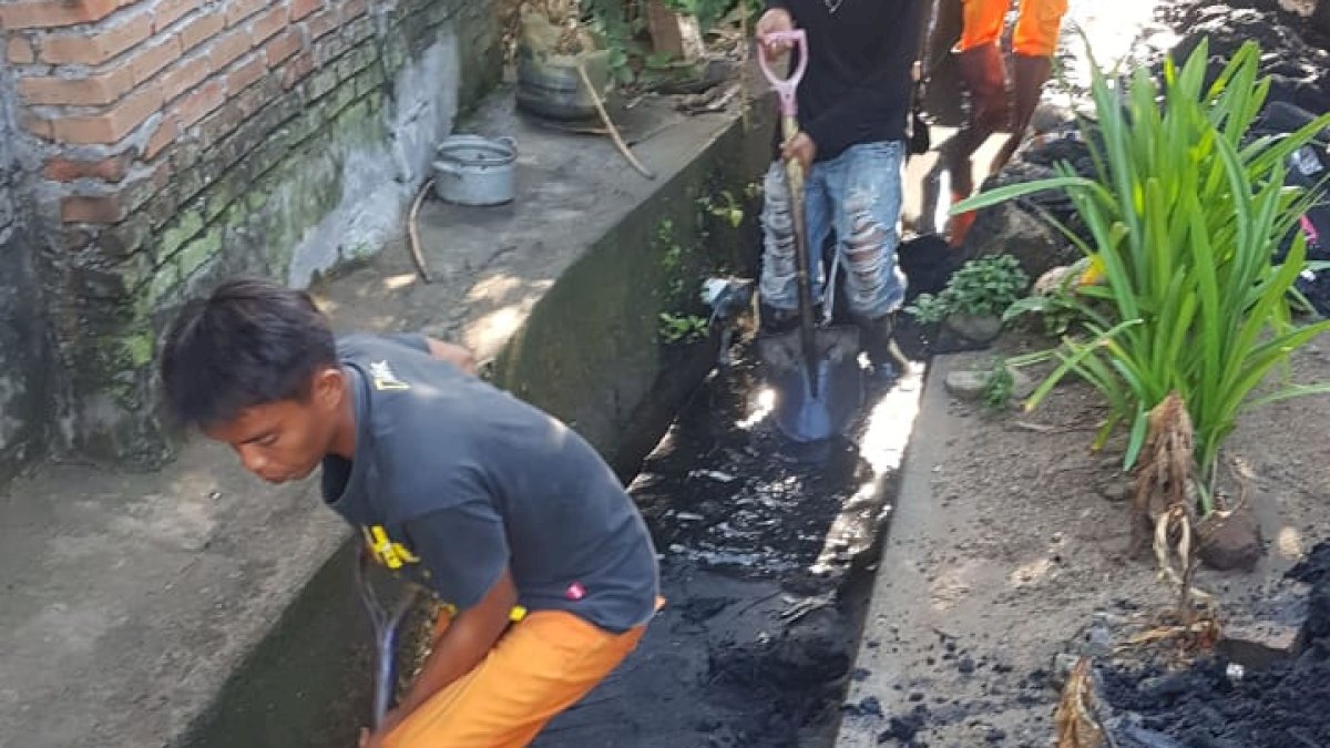 DLH Parepare Masifkan Pengerukan Selokan Masuki Musim Hujan