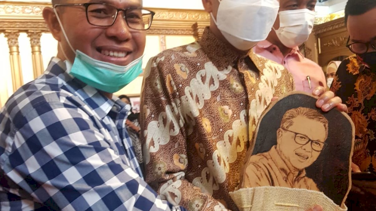 Kadisdik Sulsel Hadiahi Gubernur Nurdin Abdullah Kado Spesial