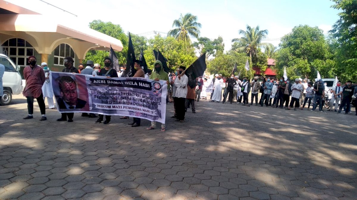 Ratusan Umat Islam di Jeneponto Aksi Damai Serukan Boikot Produk Prancis