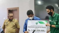 Bupati Maros Serahkan Beasiswa Mahasiswa Senilai Rp1 Miliar