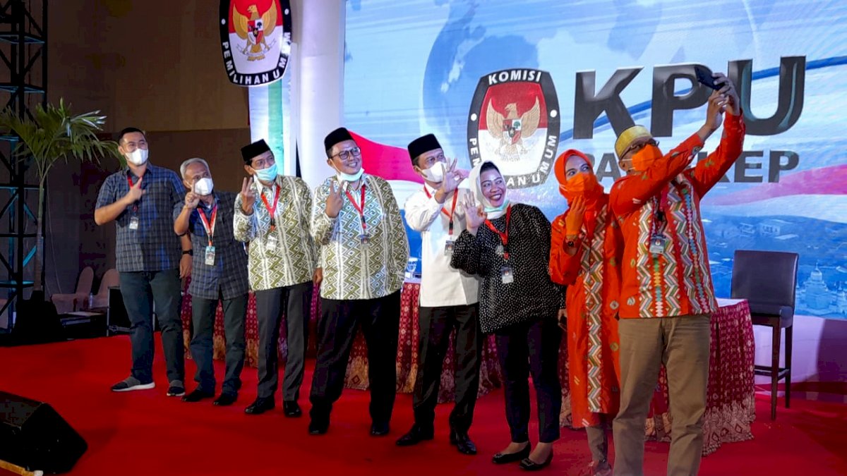 Akhiri Debat Kedua, Anir-Lutfi Ajak Rival Berfoto Selfie