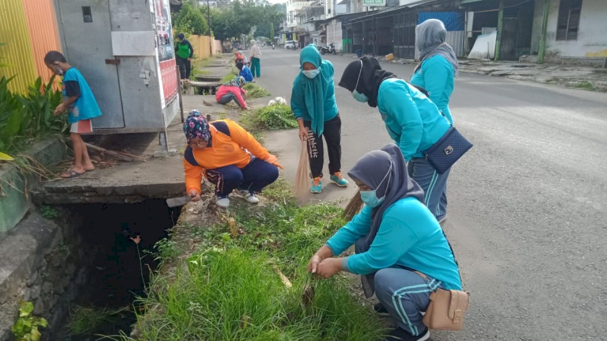 Kerja Bakti Terpadu, DLH Parepare Bersinergi Kelurahan Labukkang, RT-RW Hingga Posyandu