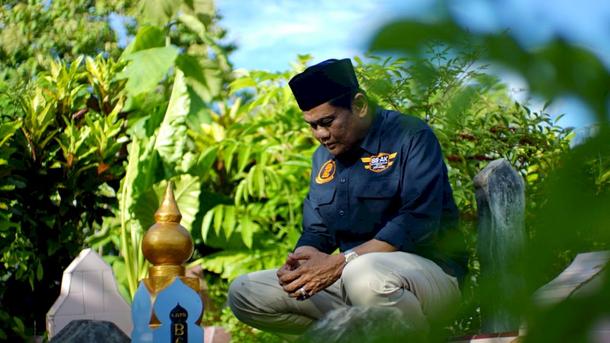 Suardi Saleh Ziarah ke Makam Orang Tuanya Jelang Pencoblosan