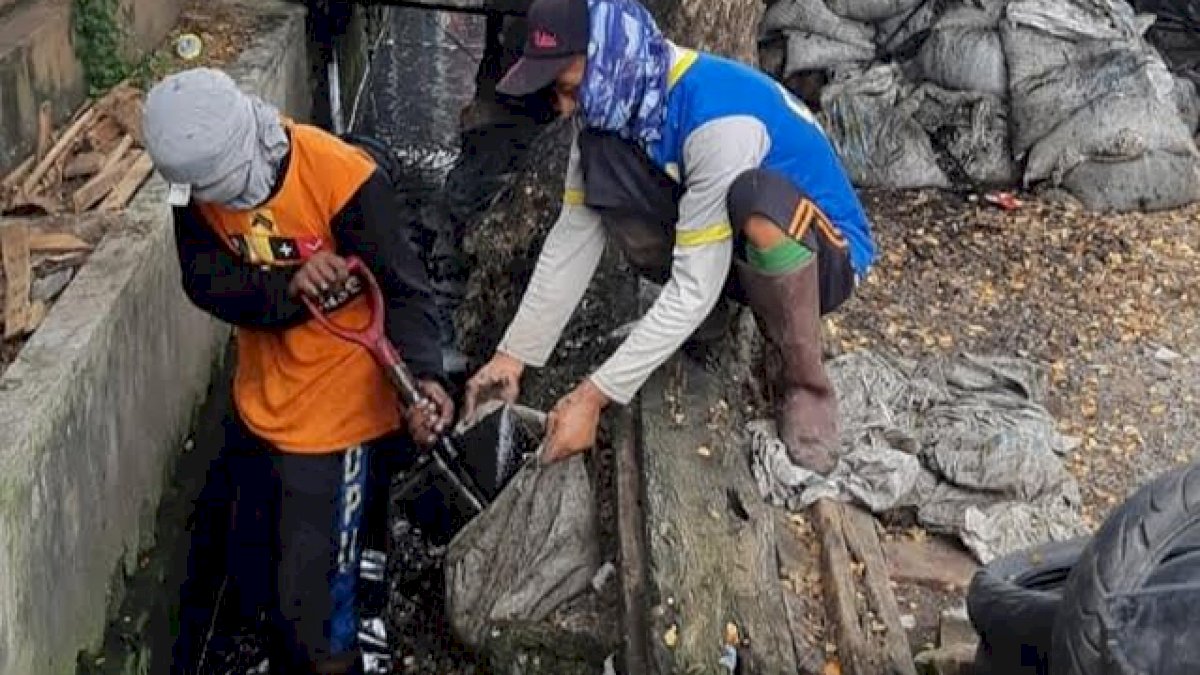 Satgas Drainase Dinas PU Makassar Tetap Produktif di Tengah Pandemi