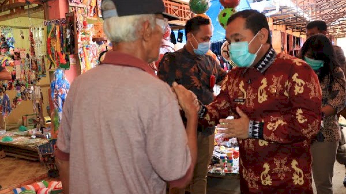 Pjs Luwu Timur Bagikan Masker Langsung ke Pengunjung Pasar