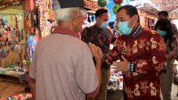 Pjs Luwu Timur Bagikan Masker Langsung ke Pengunjung Pasar
