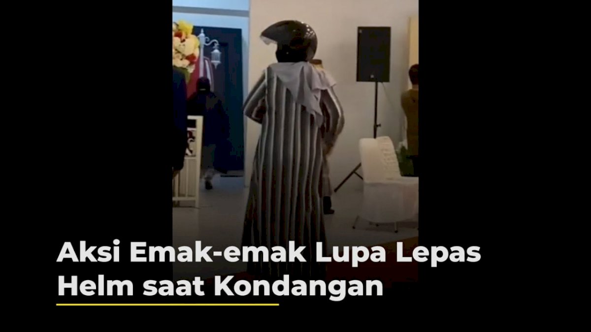 VIDEO: Aksi Emak-emak Lupa Lepas Helm saat Kondangan