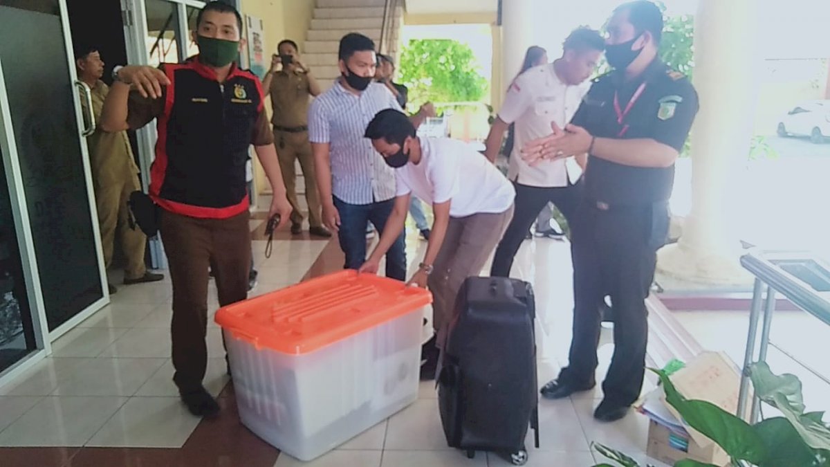 Tiga Jam di DPRD Jeneponto, Empat Ruangan Digeledah, Kejaksaan Sita Satu Boks Dokumen