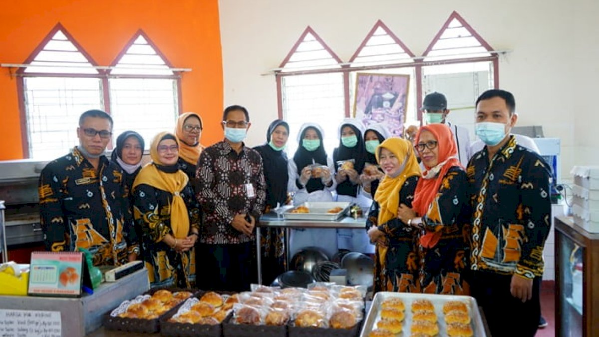 Prof Jufri Kagumi Roti Rasa Pallubasa SMKN 6 Makassar