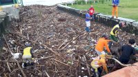 Ditumpuki Sampah, DLH Bersihkan Pantai Mattirotasi