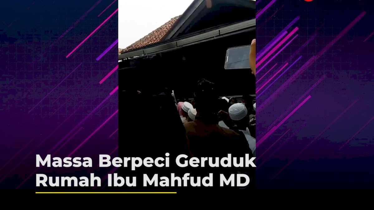 Detik-detik Massa Berpeci Geruduk Rumah Ibu Mahfud MD