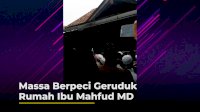 Detik-detik Massa Berpeci Geruduk Rumah Ibu Mahfud MD