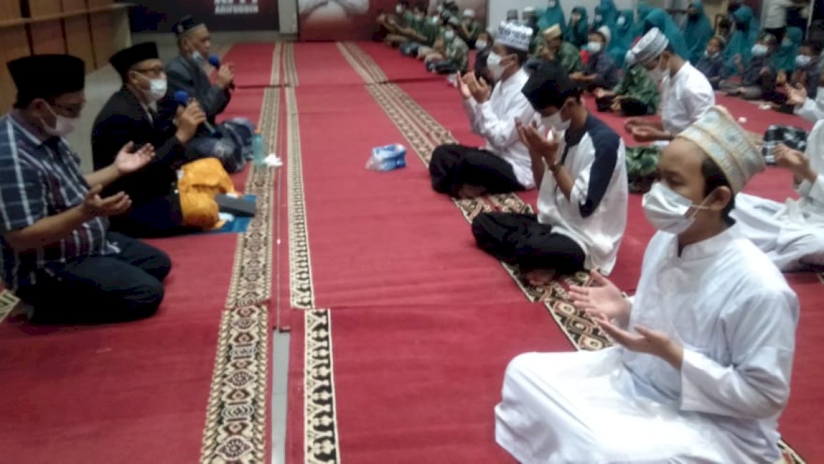 Inginkan Pilwali Makassar Aman dan Damai, Ustadz Bersama Anak Yatim Zikir di Posko Appi-Rahman