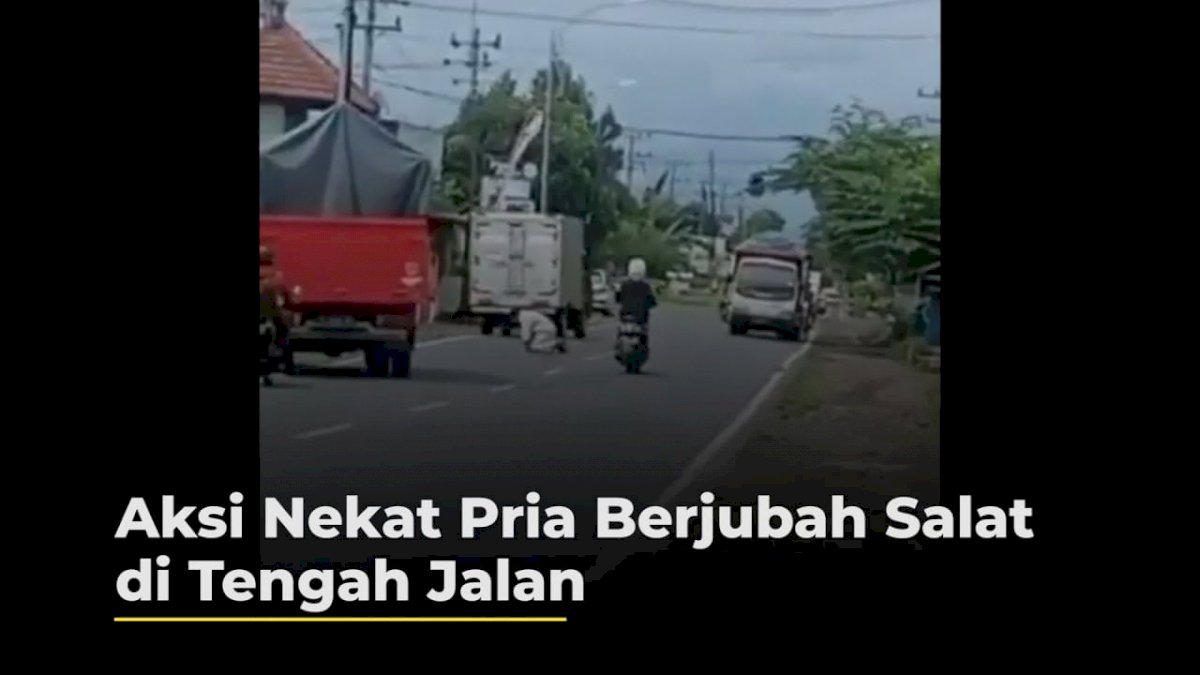 VIDEO: Aksi Nekat Pria Berjubah Salat di Tengah Jalan