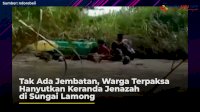 VIDEO: Tak Ada Jembatan, Warga Terpaksa Hanyutkan Keranda Jenazah di Sungai Lamong