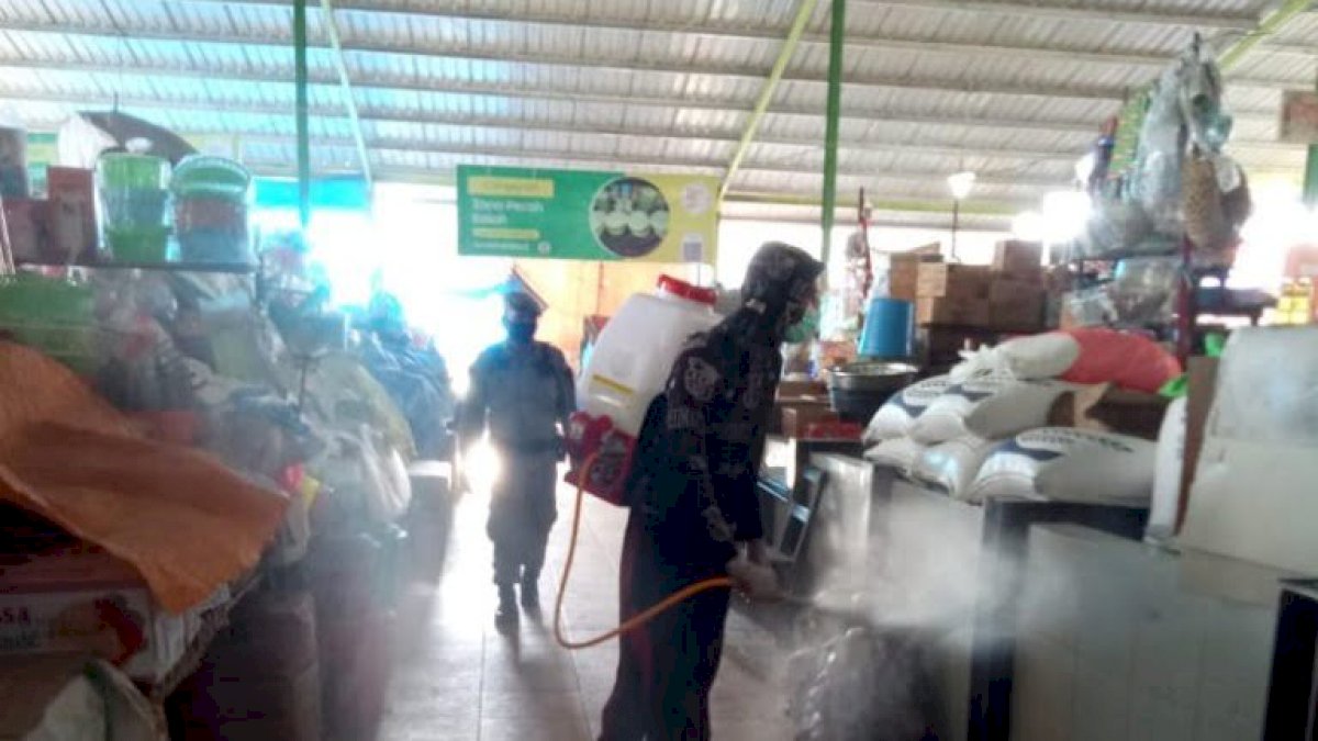 Cegah Penyebaran Covid-19, Dinkes Parepare Semprot Disinfektan di Pasar
