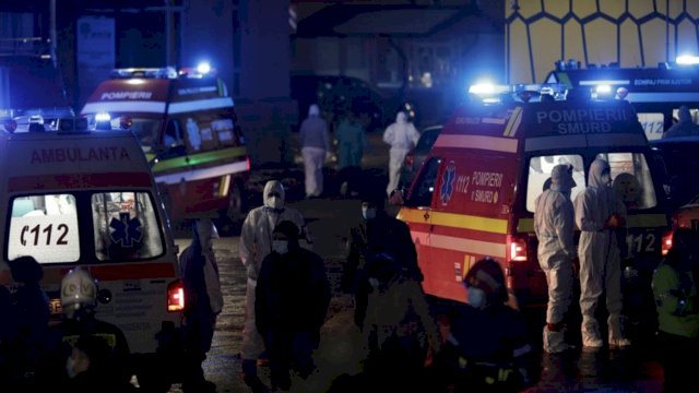 Kebakaran di RS Matei Bals, Bucharest, Rumania, Jumat (29/01/2021). Peristiwa ini menewaskan 4 pasien COVID-19. (Foto: Reuters)