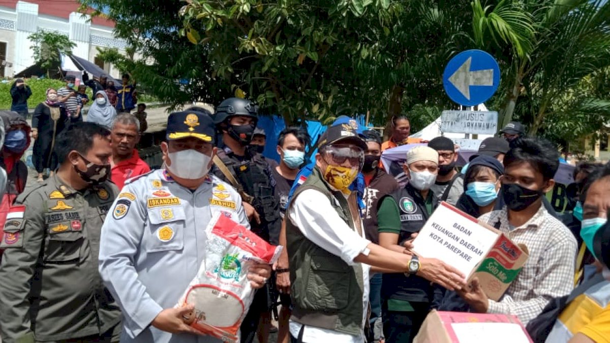 Taufan Pawe Serahkan Bantuan Pemkot Parepare Kepada Korban Gempa Sulbar