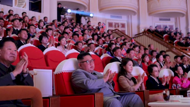 Kim Jong Un dan istrinya Ri Sol Ju pada acara kenegaraan Januari 2020 lalu. (Foto: NK News).