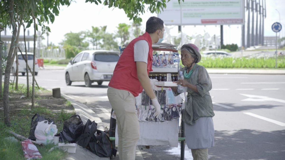 Anir Peduli Kembali Bagi-bagi Makan Siang di Pantai Losari