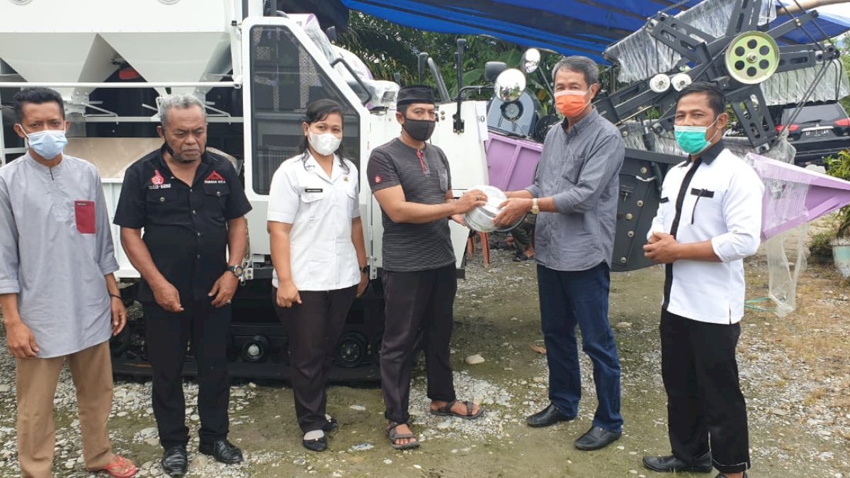 Luthfi Serahkan Bantuan Wakil Ketua MPR ke Petani di Lutim