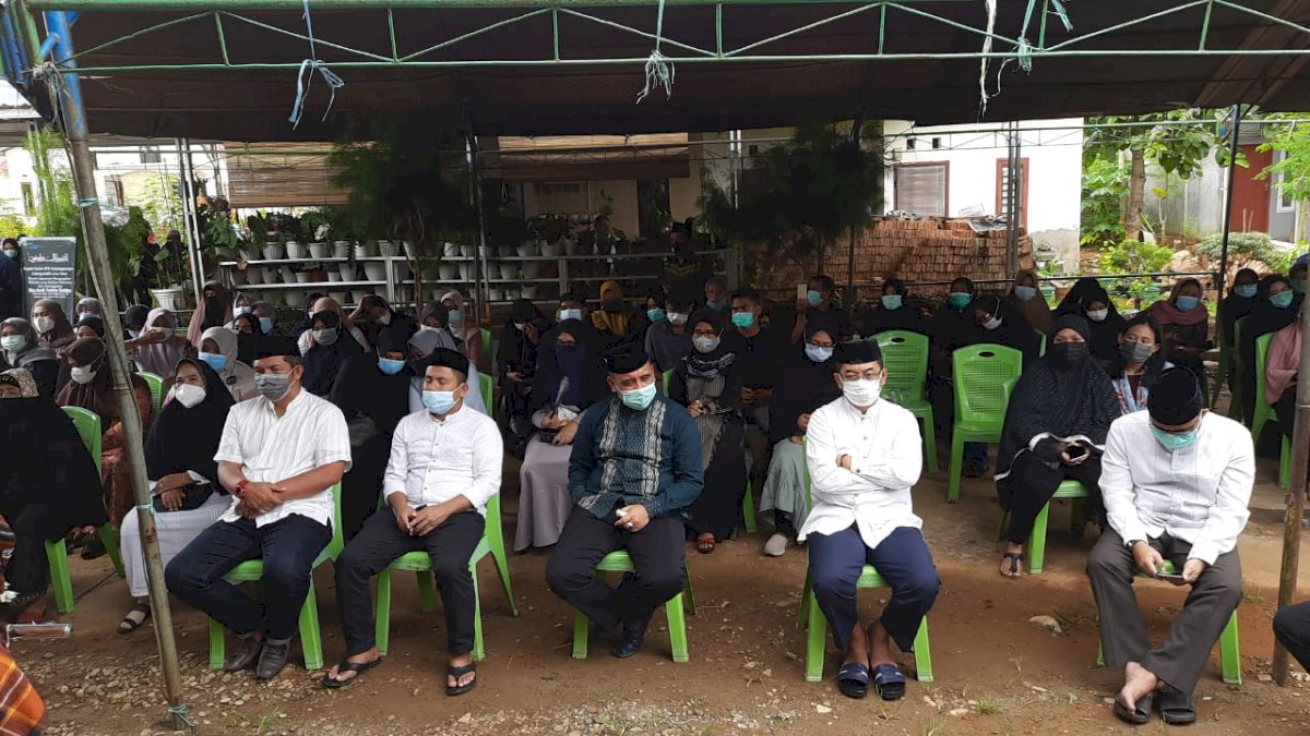 Sekda Lutim Ingatkan Protkes Saat Melayat Istri Kadis PMPTSP