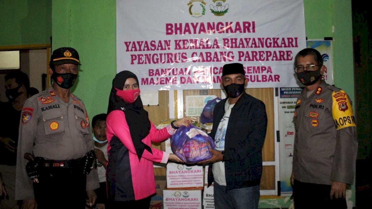 Kapolres dan Ketua Bhayangkari Parepare Turun Langsung ke Sulbar