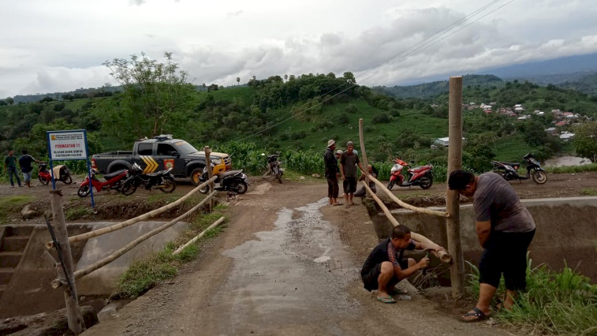 Patut Dicontoh, Dua Polisi di Jeneponto Bangun Pengaman Pinggir Jembatan