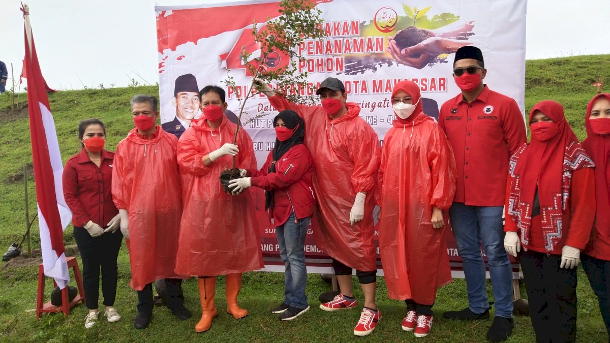 Sayangi Alam, PDIP Makassar Tanam 2800 Pohon
