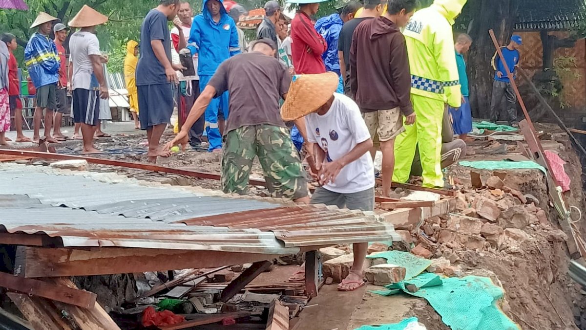 Curah Hujan Tinggi, Satu Kios Milik Warga di Jeneponto Hanyut ke Sungai