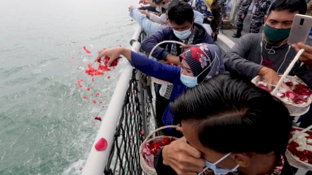 Suasana tabur bunga untuk korban pesawat jatuh Sriwijaya Air SJ-182. (Foto: The Guardian)