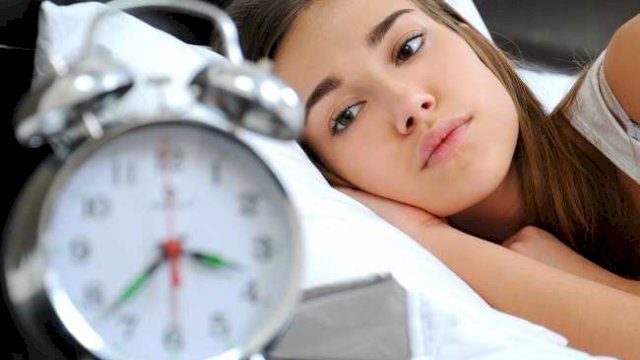 Susah tidur atau insomnia bisa diatasi dengan disiplin melakukan beberapa hal dibawah ini. (Foto: Alodokter). 
