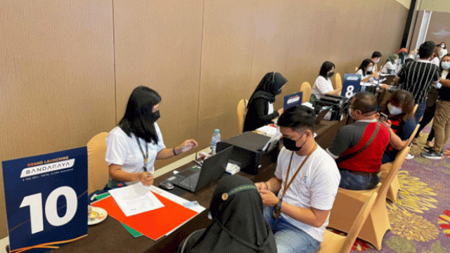 Calon user Bandaraya antri untuk memilih unit yang akan dibeli setelah memiliki Nomor Urut Pemesanan, di Sandeq Claro Hotel.