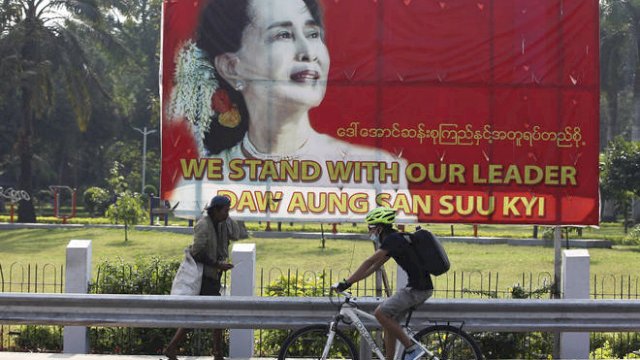 Spanduk dukungan terhadap pemimpin Myanmar, Aung San Suu Kyi. Myanmar tengah diguncang aksi kudeta militer. (Foto: LBC). 