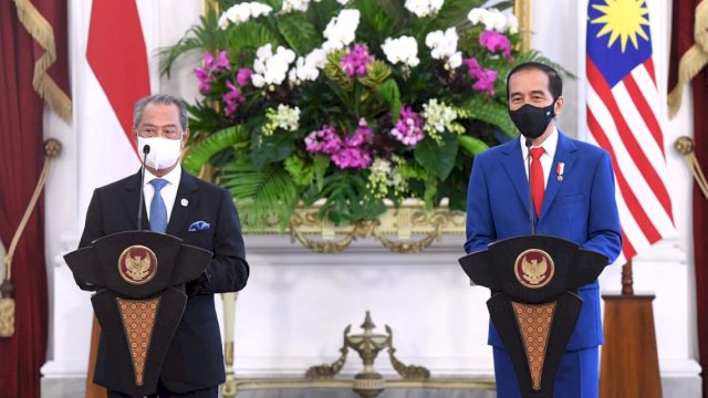 Presiden RI Jokowi dan PM Malaysia Muhyiddin Yassin memberikan pernyataan pers bersama, di Istana Merdeka, Jakarta, Jumat (05/02/2021) siang.