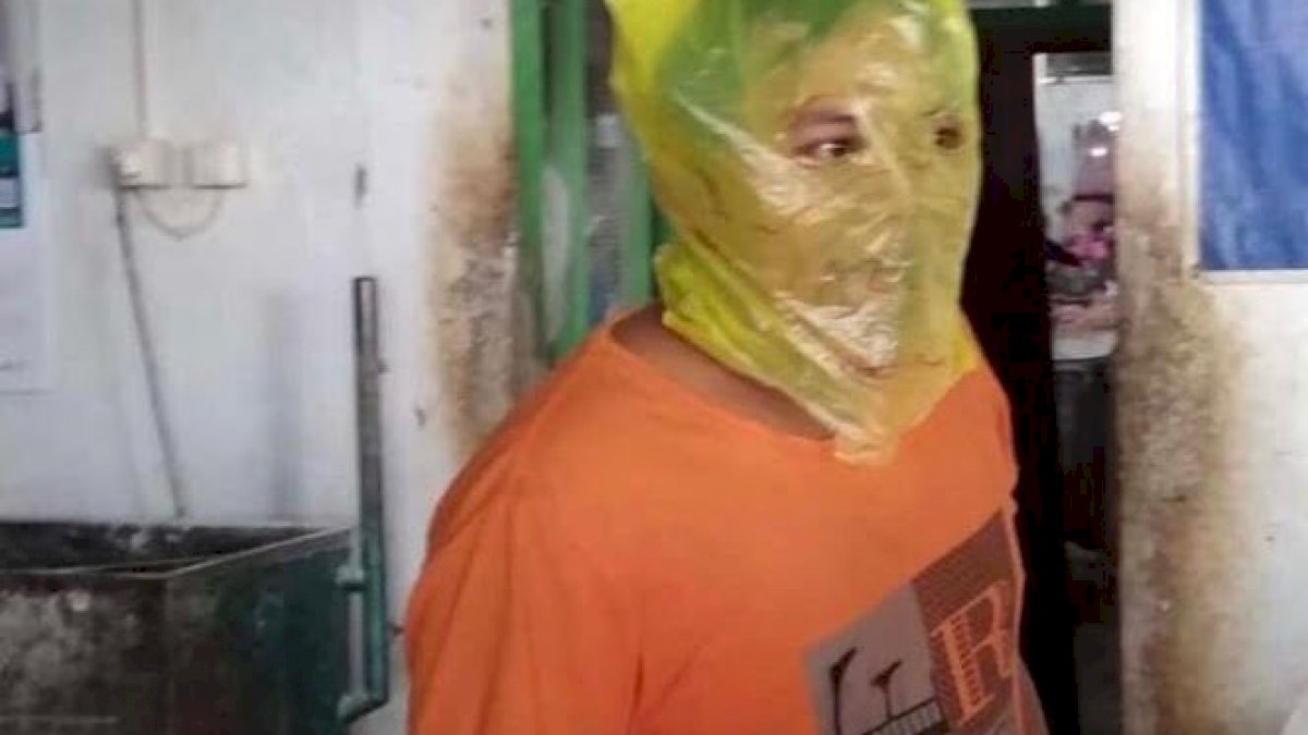 Panik Ada Razia Protokol Kesehatan, Pria Ini Nekat Pakai Plastik Sebagai Masker
