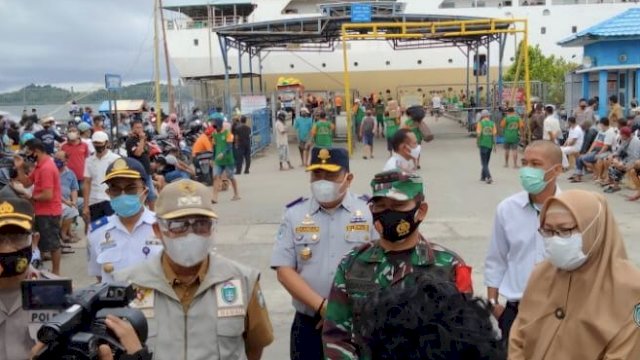 Wakil Walikota Parepare, Pangerang Rahim saat melakukan pemantauan di Pelabuhan Nusantara Parepare, Senin (1/2/2021). (Foto: Andi Fardi).