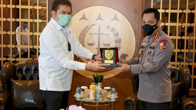 Jaksa Agung ST Burhanuddin (baju putih) saat silaturahmi dengan Kapolri Sigit Listyo Prabowo. Jaksa Agung memutasi sejumlah Kajati dan Wakajati, termasuk Kajati dan Wakajati Sulsel. 