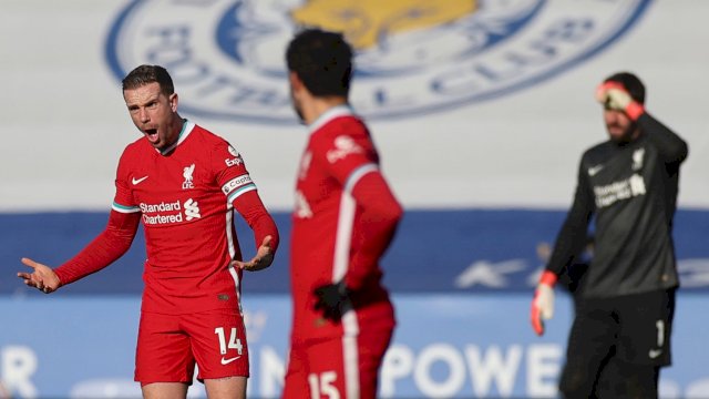 Kapten Liverpool, Jordan Henderson tampak kesal setelah Leicester mencetak gol kedua. (Foto: Skysports)