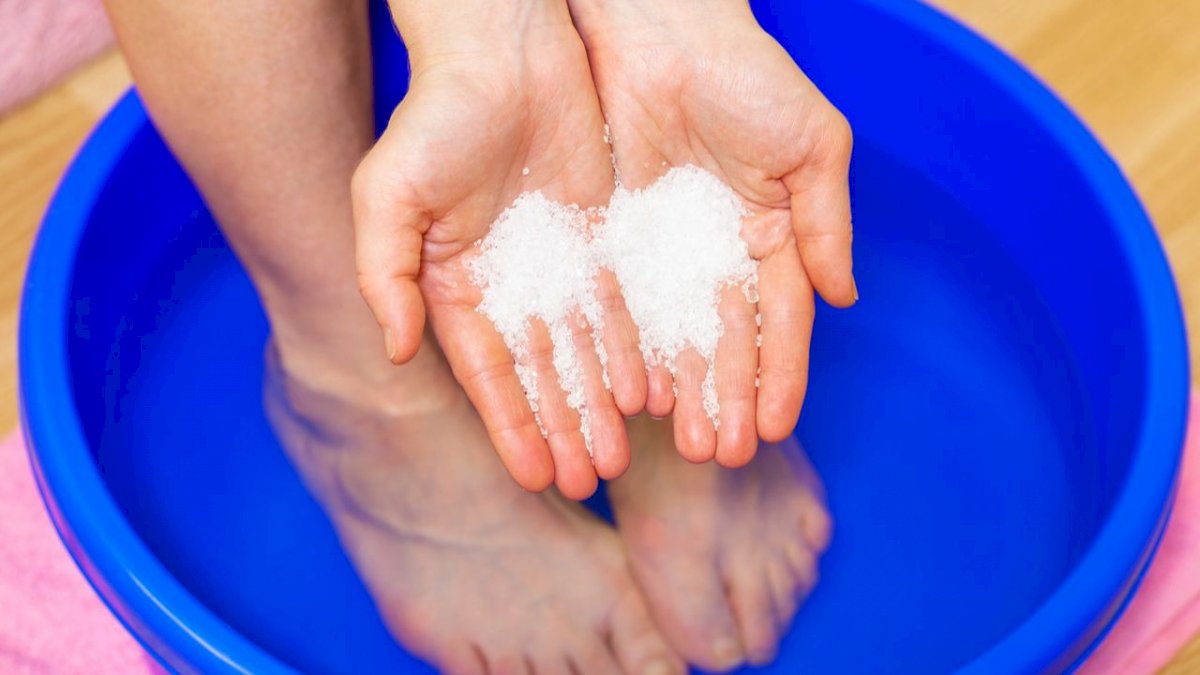 Lelah Seharian Bekerja? Yuk Coba Terapi Rendam Kaki di Air Garam