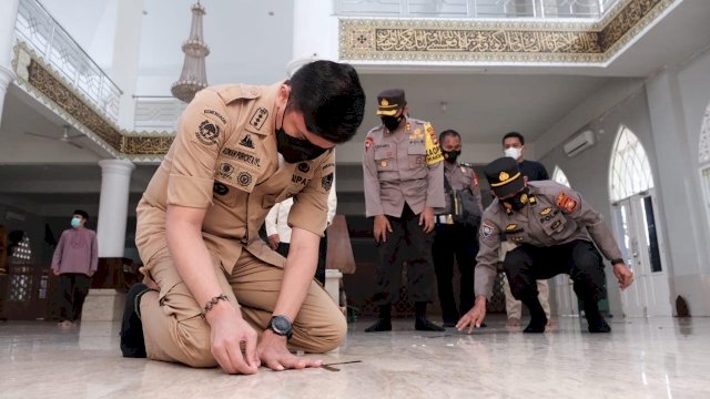 Bupati Gowa, Adnan Purichta Ichsan, meninjau langsung penerapan social distancing di Mesjid Syekh Yusuf, Senin (8/2/2021). 