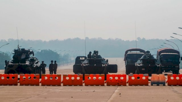 Kendaraan berat militer berjaga-jaga di luar gedung parlemen Myanmar, Selasa (2/2/2021). Foto: VOA