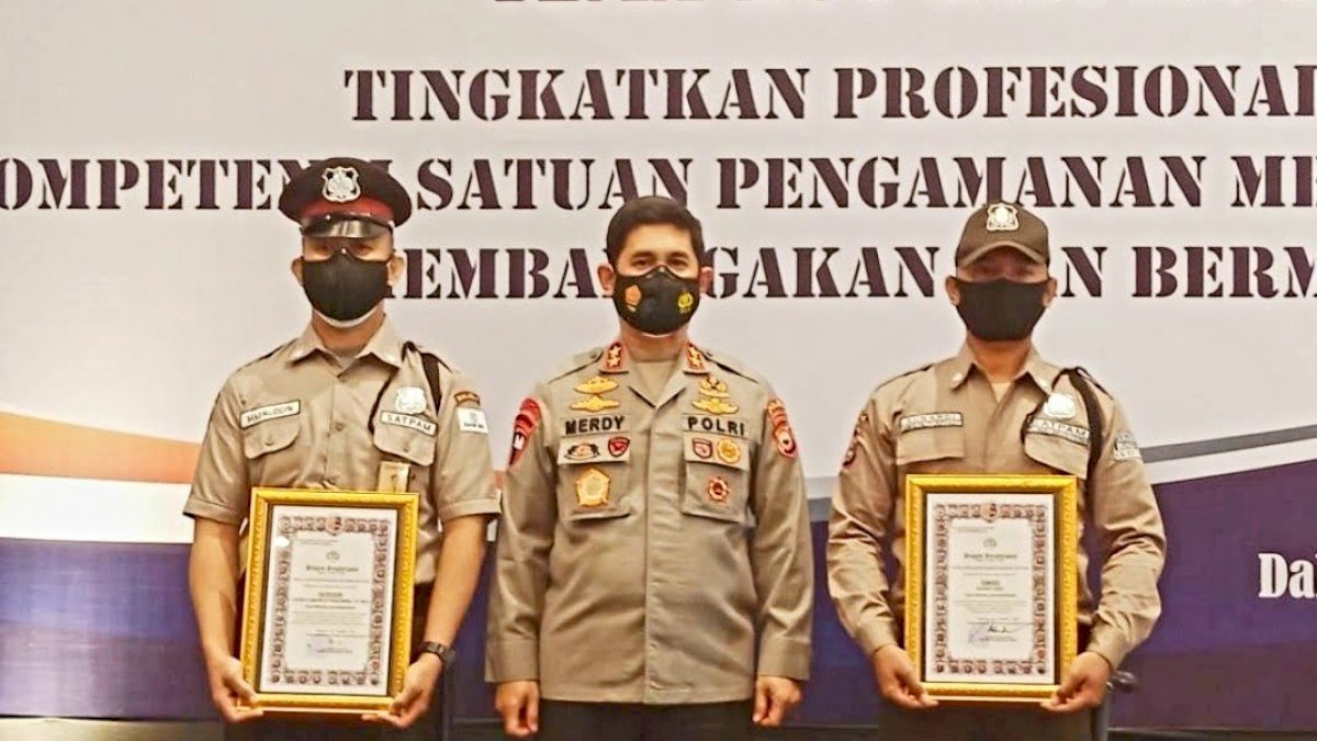 Tegas ke Pelanggar Protokol Kesehatan, Satpam Bank BRI Dapat Penghargaan dari Kapolda Sulsel