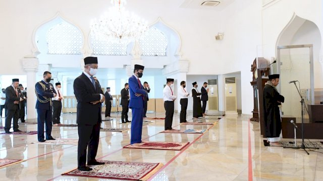 Presiden RI Jokowi dan PM Malaysia Muhyiddin Yassin melaksanakan ibadah salat Jumat di Masjid Baiturrahim, Kompleks Istana Kepresidenan, Jakarta, Jumat (05/02/2021) siang. (Foto: Biro Pers Setpres).