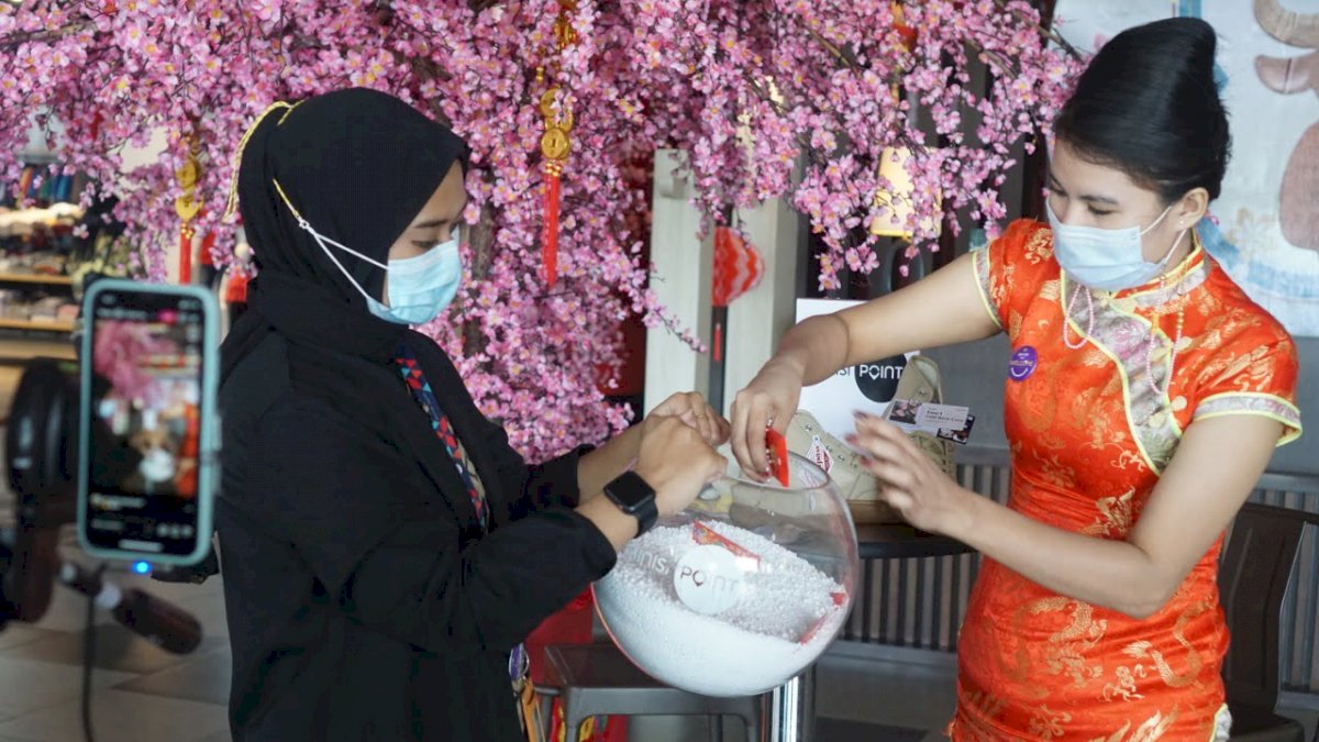 Tahun Baru Imlek, Phinisi Point Bagi Voucher Belanja Hingga Sepatu Compass