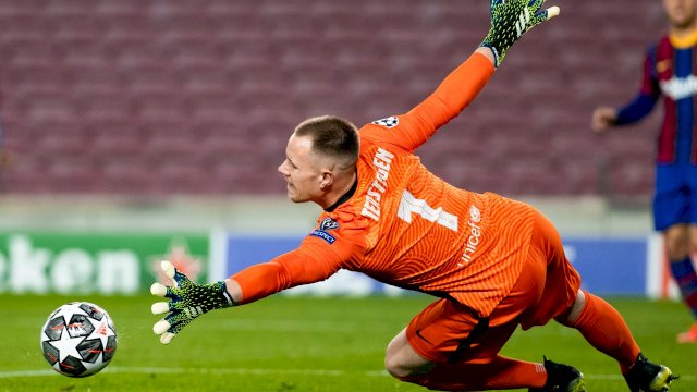 Kiper Barcelona, Ter Stegen, harus memungut bola empat kali dari jalanya. Barcelona ditekuk PSG di leg pertama 16 besar Liga Champions, Rabu (17/2/2021). 