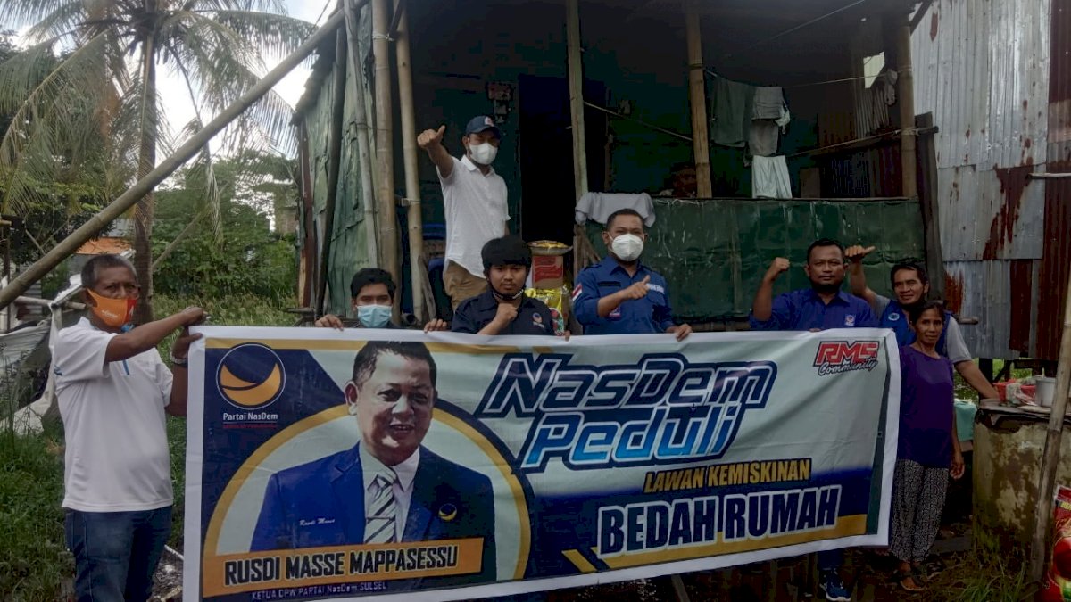NasDem Sulsel Santuni Nenek Penjual Baskom Keliling yang Viral di Sosmed